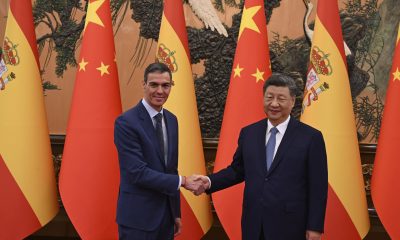 El presidente chino, Xi Jinping, recibe al presidente del Gobierno, Pedro Sánchez, antes de mantener un encuentro en el Gran Palacio del Pueblo de Pekín este martes. EFE/ Borja Puig de la Bellacasa/Pool Moncloa SOLO USO EDITORIAL/SOLO DISPONIBLE PARA ILUSTRAR LA NOTICIA QUE ACOMPAÑA (CRÉDITO OBLIGATORIO)