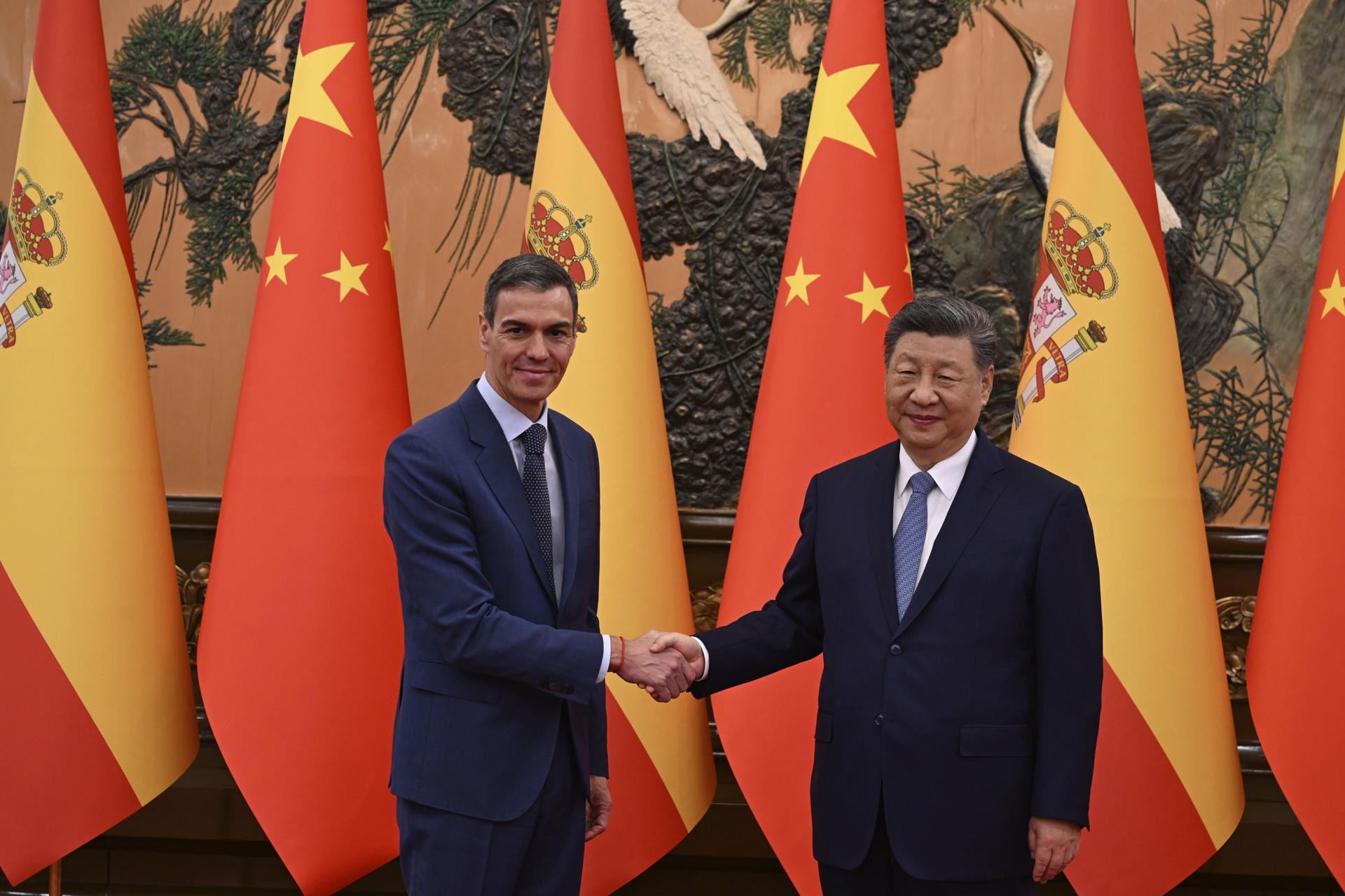 El presidente chino, Xi Jinping, recibe al presidente del Gobierno, Pedro Sánchez, antes de mantener un encuentro en el Gran Palacio del Pueblo de Pekín este martes. EFE/ Borja Puig de la Bellacasa/Pool Moncloa SOLO USO EDITORIAL/SOLO DISPONIBLE PARA ILUSTRAR LA NOTICIA QUE ACOMPAÑA (CRÉDITO OBLIGATORIO)