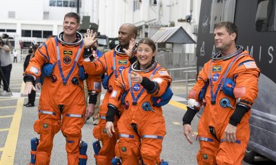 Fotografía cedida por la NASA en la que aparecen los integrantes de la tripulación de la misión Artemis II, los astronautas de la NASA, el comandante Reid Wiseman (d), la especialista de misión Christina Koch (2-d), el piloto Victor Glover (2-i), el astronauta de la Agencia Espacial Canadiense (CSA), y el especialista de misión Jeremy Hansen, quienes saludan a sus familiares y amigos al salir del Edificio de Operaciones y Verificación Neil A. EFE/Aubrey Gemignani/NASA /SOLO USO EDITORIAL /NO VENTAS /SOLO DISPONIBLE PARA ILUSTRAR LA NOTICIA QUE ACOMPAÑA /CRÉDITO OBLIGATORIO