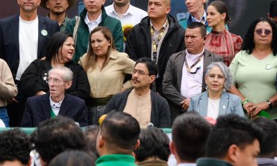Fotografía cedida por la oficina de Prensa de Iván Cepeda que muestra al candidato a la Presidencia de Colombia Iván Cepeda (c), durante un evento político este miércoles en Bogotá (Colombia). EFE/ Prensa de Iván Cepeda