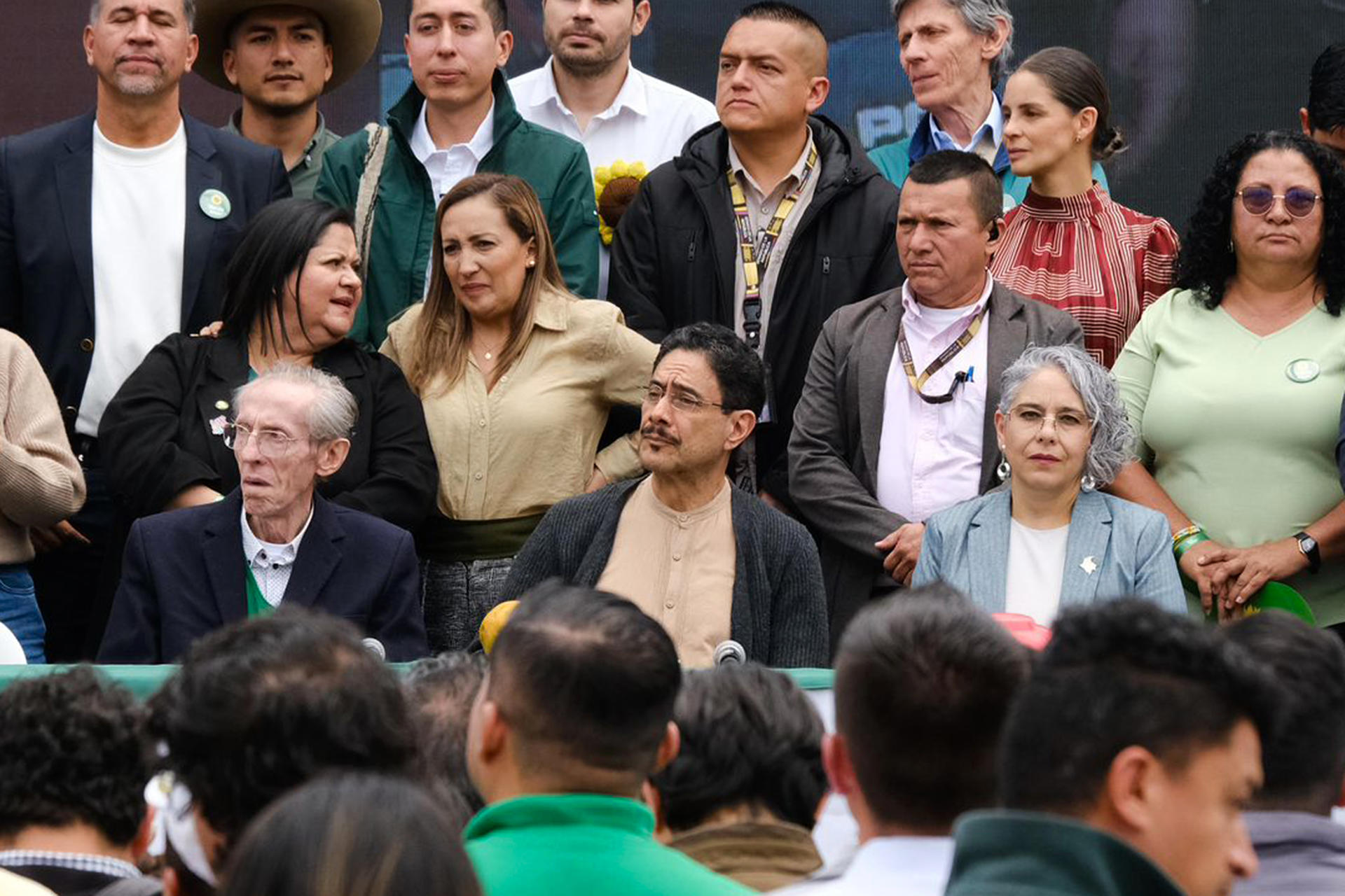 Fotografía cedida por la oficina de Prensa de Iván Cepeda que muestra al candidato a la Presidencia de Colombia Iván Cepeda (c), durante un evento político este miércoles en Bogotá (Colombia). EFE/ Prensa de Iván Cepeda