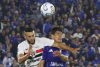 El central de Millonarios Jorge Arias (d) disputa el balón con el defensor del Sao Paulo Dória durante el partido de la tercera jornada de la fase de grupos de la Copa Sudamericana jugado este martes en el estadio Nemesio Camacho El Campín de Bogotá. EFE/ Mauricio Dueñas Castañeda
