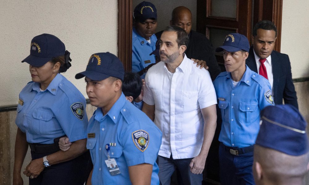El propietario de la discoteca Jet Set, Antonio Espaillat (c), llega a una audiencia este lunes, en el Palacio de Justicia en Santo Domingo (República Dominicana). EFE/ Orlando Barría