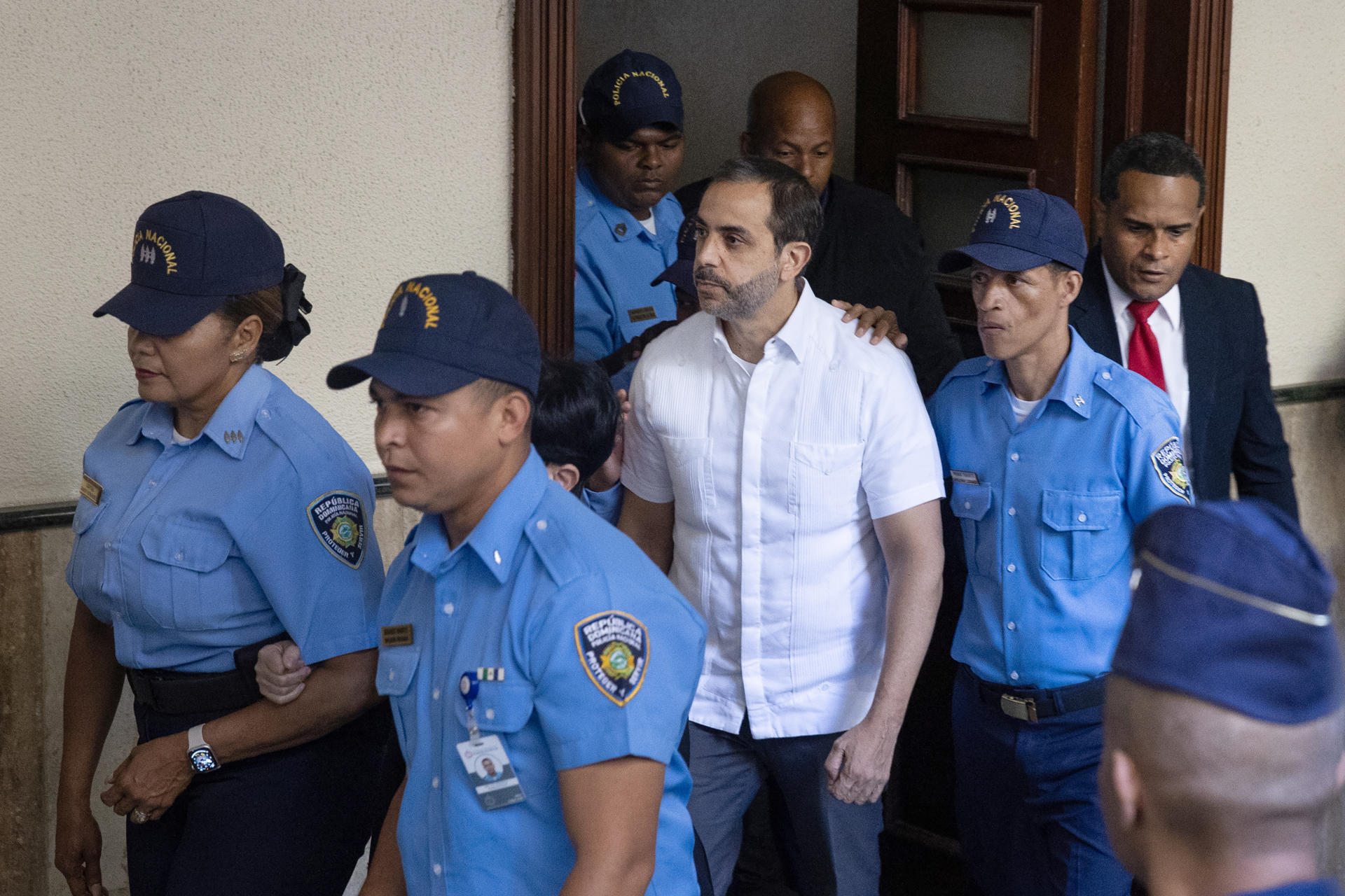 El propietario de la discoteca Jet Set, Antonio Espaillat (c), llega a una audiencia este lunes, en el Palacio de Justicia en Santo Domingo (República Dominicana). EFE/ Orlando Barría