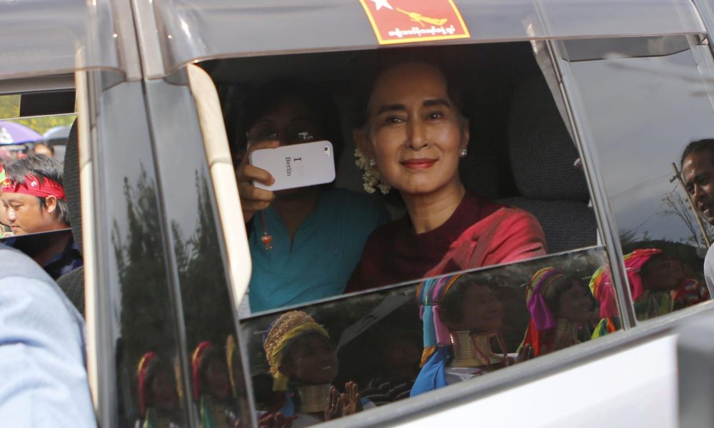 Imagen de archivo de la líder de la oposición birmana, Aung San Suu Kyi, presidenta del partido Liga Nacional para la Democracia (NLD), antes de pronunciar un discurso en el municipio de Demoso, estado de Kayah, al este de Myanmar, el 10 de septiembre de 2015.
EFE/EPA/LYNN BO BO