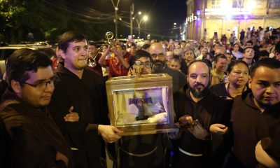 Sacerdotes franciscanos caminan con una reliquia atribuida a San Francisco de Asís este lunes, en la Catedral Metropolitana de Asunción (Paraguay). EFE/ Juan Pablo Pino