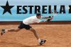 -El tenista español Rafael Jódar, devuelve una bola al italiano Jannik Sinner, durante el partido de cuartos de final del Abierto de Madrid, disputado este miércoles en la Caja Mágica. EFE/ Sergio Pérez
