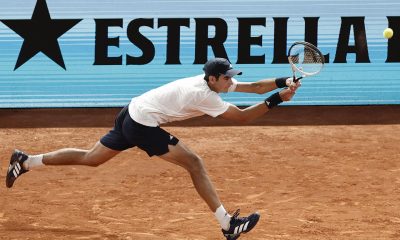 -El tenista español Rafael Jódar, devuelve una bola al italiano Jannik Sinner, durante el partido de cuartos de final del Abierto de Madrid, disputado este miércoles en la Caja Mágica. EFE/ Sergio Pérez
