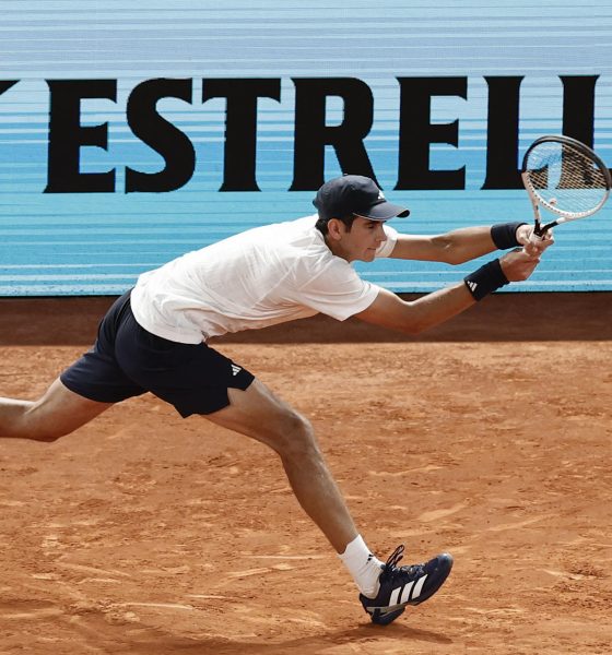 -El tenista español Rafael Jódar, devuelve una bola al italiano Jannik Sinner, durante el partido de cuartos de final del Abierto de Madrid, disputado este miércoles en la Caja Mágica. EFE/ Sergio Pérez