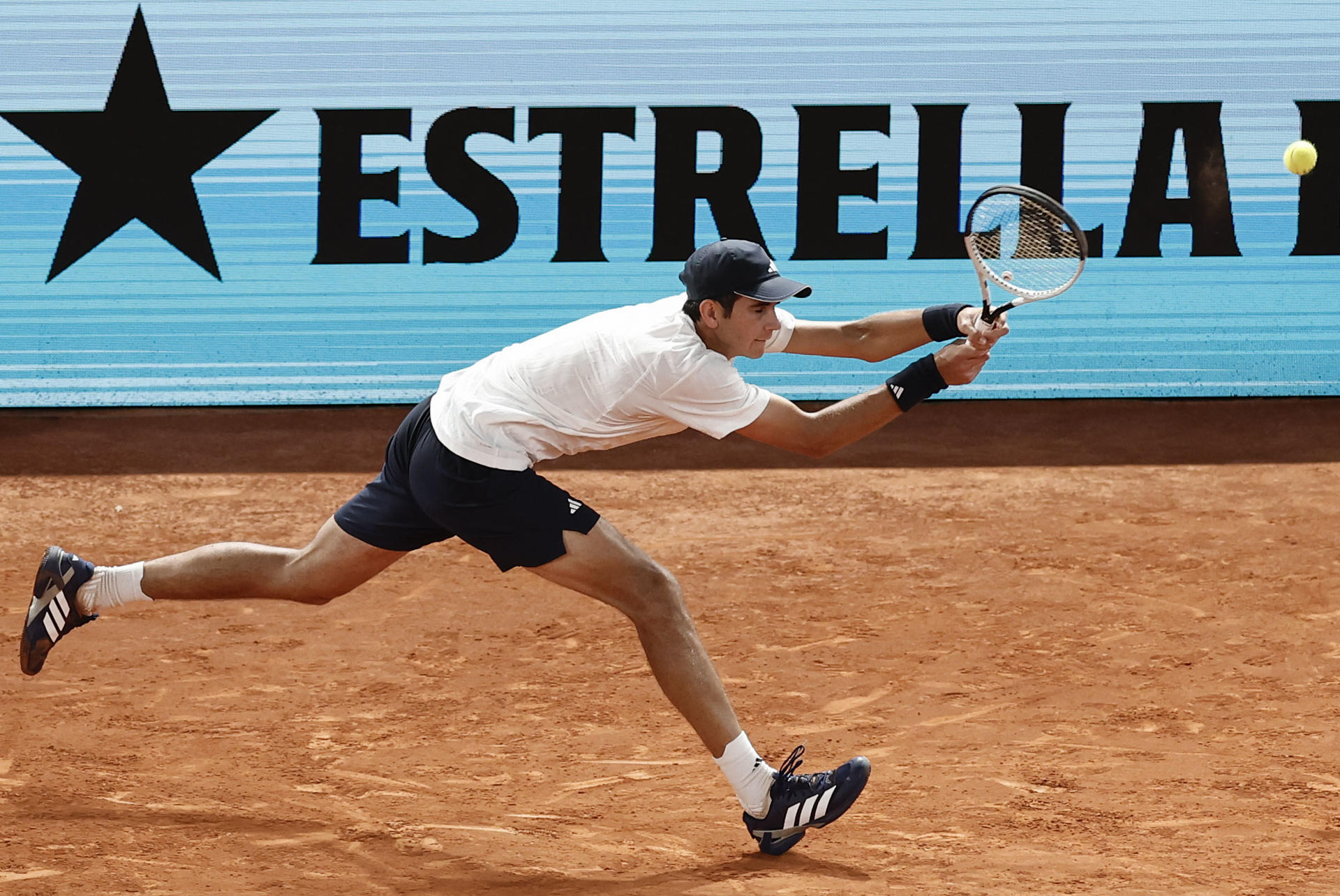-El tenista español Rafael Jódar, devuelve una bola al italiano Jannik Sinner, durante el partido de cuartos de final del Abierto de Madrid, disputado este miércoles en la Caja Mágica. EFE/ Sergio Pérez
