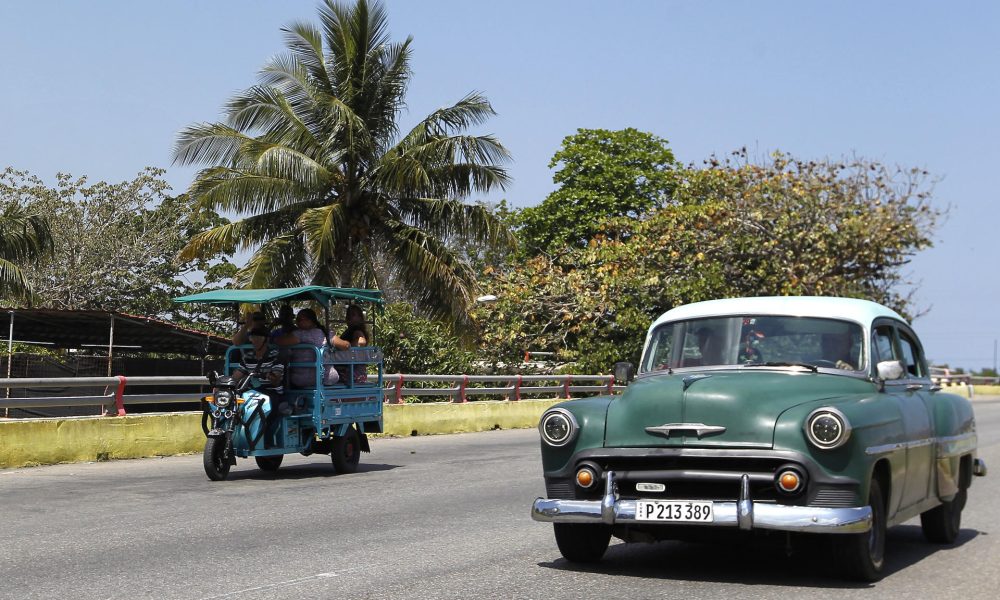 Fotografía que muestra un vehículo transitando por una vía este 27 de abril de 2026, en La Habana (Cuba). EFE/ Ernesto Mastrascusa