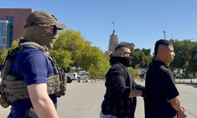 Agentes del Servicio de Inmigración y Control de Aduanas (ICE), custodian a un migrante detenido en San Antonio, Texas (Estados Unidos). EFE/ Alejandra Arredondo