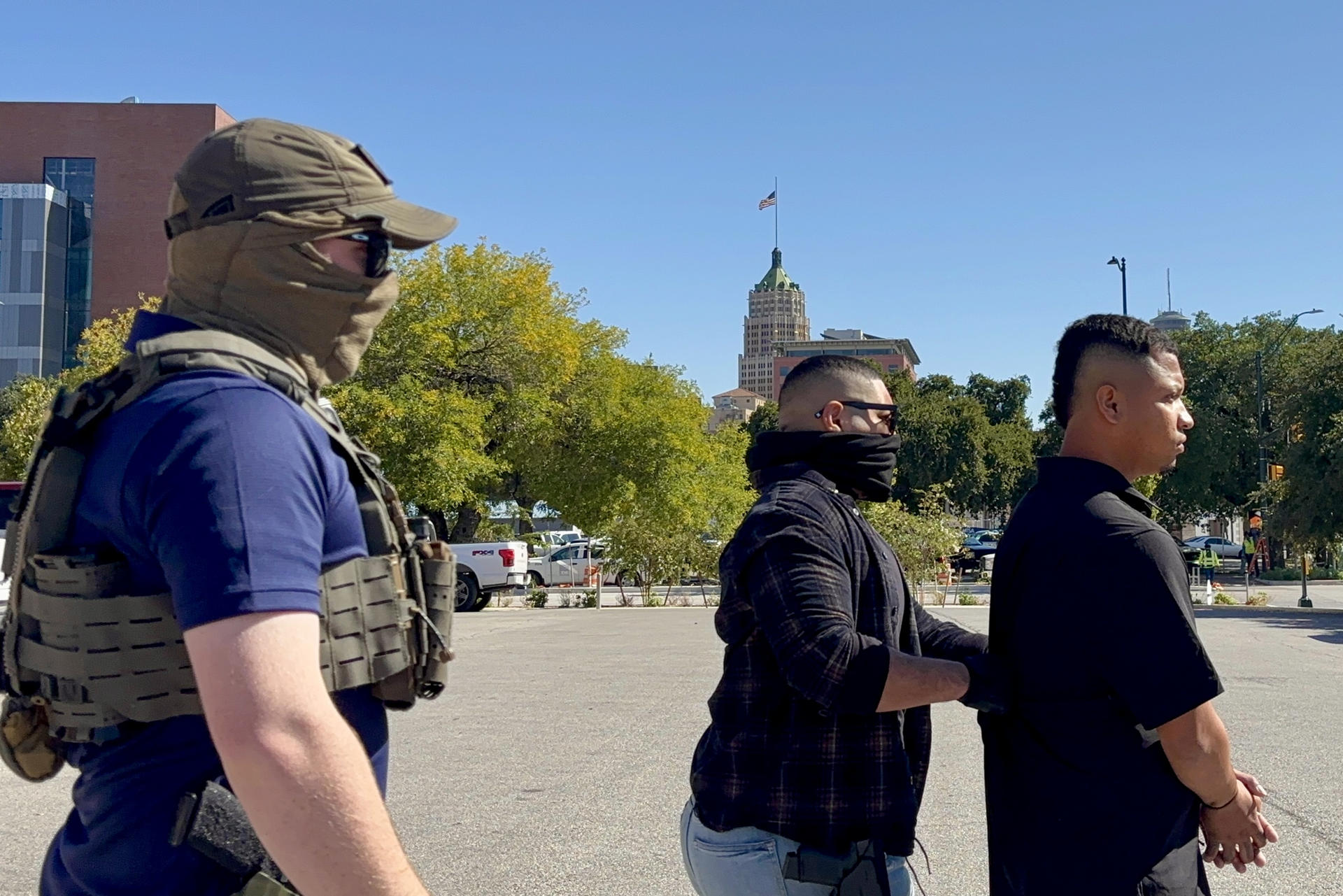 Agentes del Servicio de Inmigración y Control de Aduanas (ICE), custodian a un migrante detenido en San Antonio, Texas (Estados Unidos). EFE/ Alejandra Arredondo