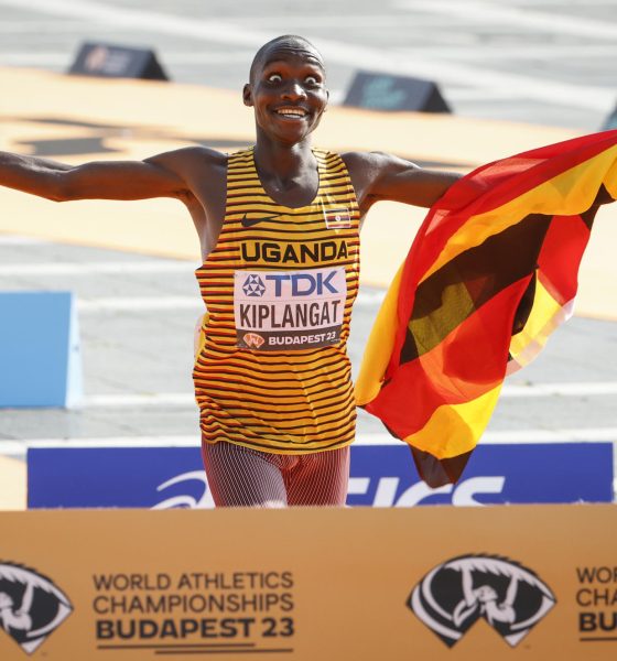 El atleta de Uganda Victor Kiplangat, en el momento de vencer el maratón de los Mundiales de Atletismo de Budapest, en 2023. EFE/Javier Etxezarreta
