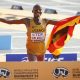 El atleta de Uganda Victor Kiplangat, en el momento de vencer el maratón de los Mundiales de Atletismo de Budapest, en 2023. EFE/Javier Etxezarreta