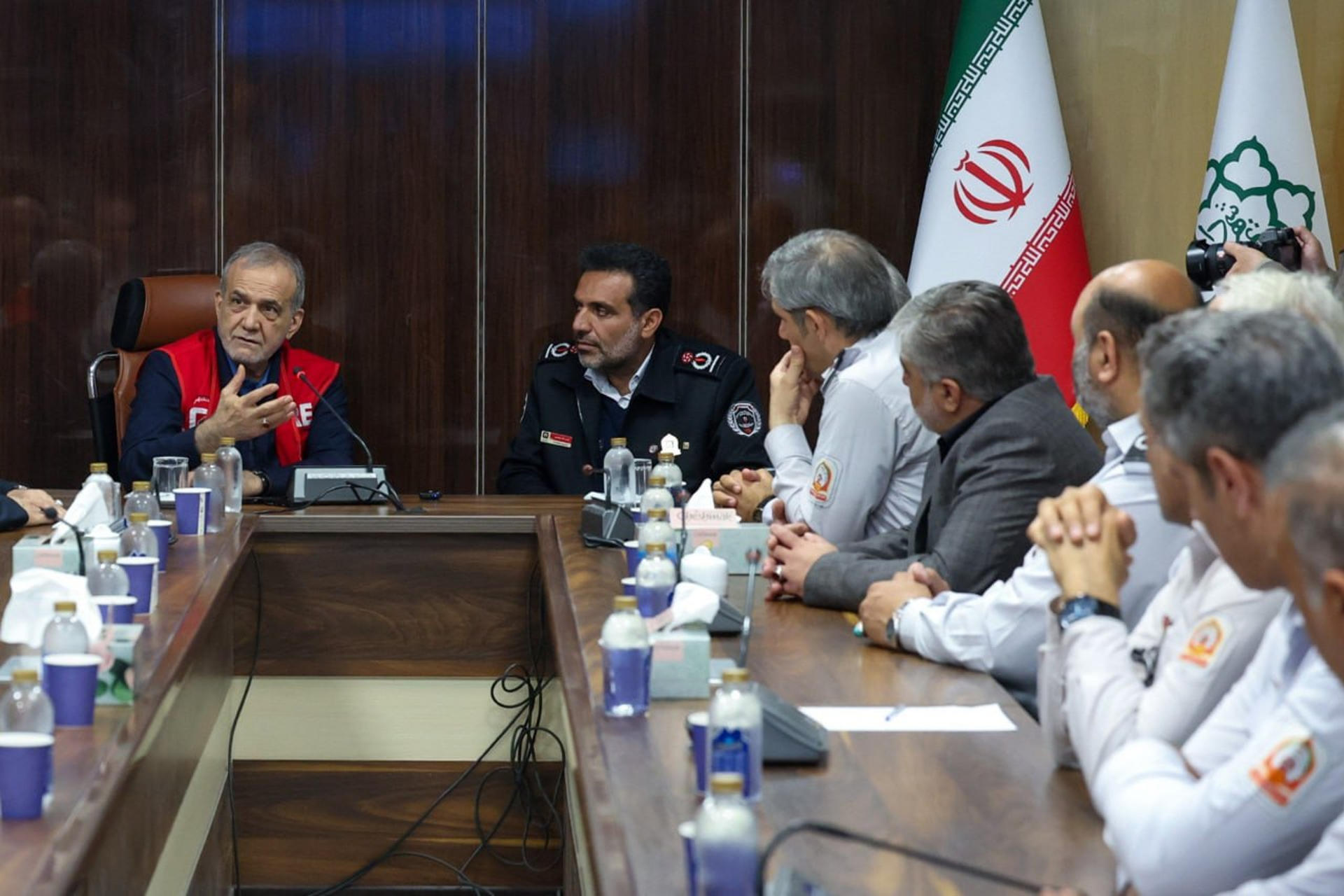 TEHERÁN, 20/04/2026.- Fotografía difundida por la agencia de noticias iraní Tasnim que muestra al presidente de Irán, Masoud Pezeshkian (i), durante una visita a una estación de bomberos. EFE/ Agencia Tasnim  - SOLO USO EDITORIAL/SOLO DISPONIBLE PARA ILUSTRAR LA NOTICIA QUE ACOMPAÑA (CRÉDITO OBLIGATORIO) -