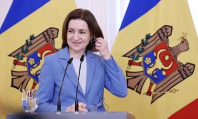 La presidenta moldava, Maia Sandu, reacciona durante una rueda de prensa con el presidente letón, Edgars Rinkevics (no aparece en la imagen), tras su reunión en Riga, Letonia, el 1 de abril de 2026. Sandu se encuentra en Letonia para fortalecer las alianzas de seguridad y acelerar la adhesión de Moldavia a la Unión Europea. (Letonia, Moldavia) EFE/EPA/TOMS KALNINS