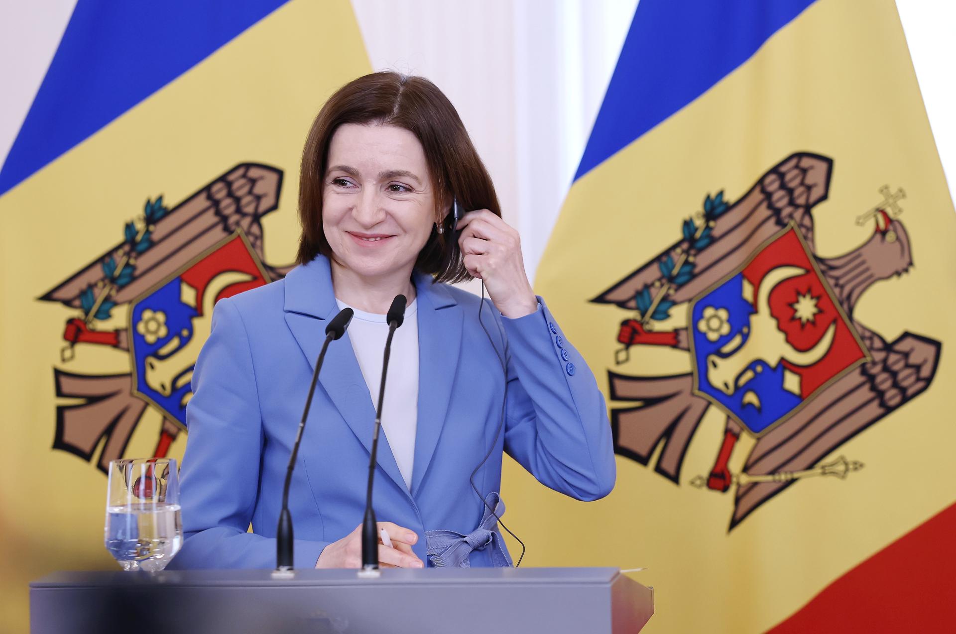 La presidenta moldava, Maia Sandu, reacciona durante una rueda de prensa con el presidente letón, Edgars Rinkevics (no aparece en la imagen), tras su reunión en Riga, Letonia, el 1 de abril de 2026. Sandu se encuentra en Letonia para fortalecer las alianzas de seguridad y acelerar la adhesión de Moldavia a la Unión Europea. (Letonia, Moldavia) EFE/EPA/TOMS KALNINS