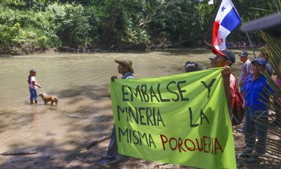 Campesinos se manifiestan durante una marcha en protesta contra el proyecto del Río Indio este sábado, en la localidad de Limón de Chagres, provincia de Colón, (Panamá). EFE/Bienvenido Velasco