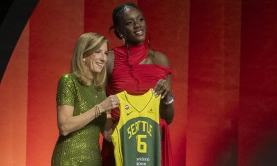 La jugadora española Awa Fam Thiam (d) posa este lunes en Nueva York junto a comisionada de la WNBA, Cathy Engelbert, tras ser seleccionada por Seattle Storm en el tercer lugar del draft. EFE/ Angel Colmenares