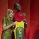 La jugadora española Awa Fam Thiam (d) posa este lunes en Nueva York junto a comisionada de la WNBA, Cathy Engelbert, tras ser seleccionada por Seattle Storm en el tercer lugar del draft. EFE/ Angel Colmenares