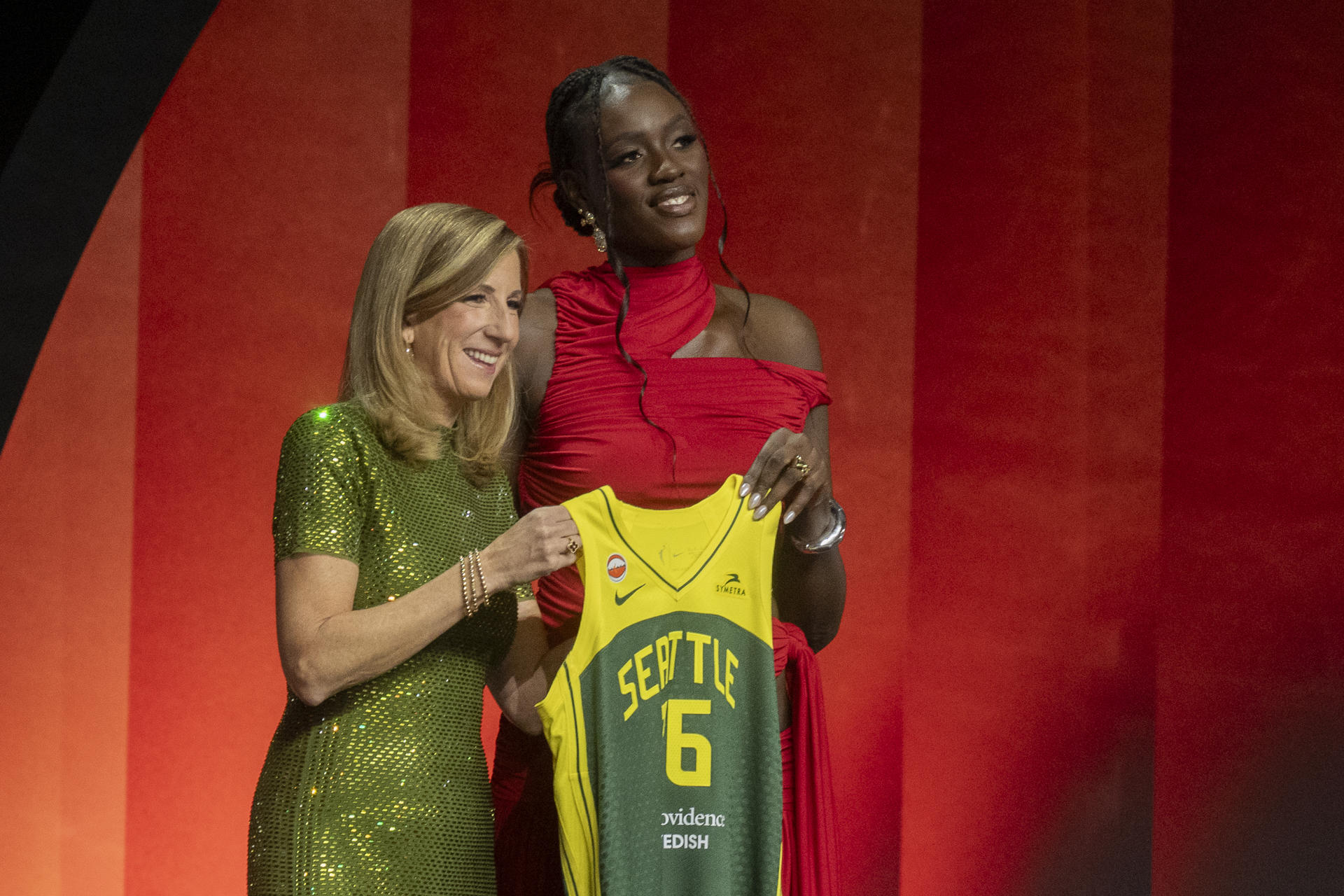 La jugadora española Awa Fam Thiam (d) posa este lunes en Nueva York junto a comisionada de la WNBA, Cathy Engelbert, tras ser seleccionada por Seattle Storm en el tercer lugar del draft. EFE/ Angel Colmenares
