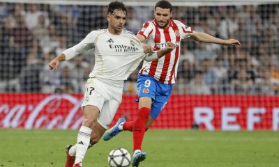 El delantero del Girona Abel Ruiz (d) disputa un balón ante Raúl Asencio, del Real Madrid, durante el partido de la jornada 31 de LaLiga EA Sports que disputaron Real Madrid y Girona FC el viernes 10 de abril. EFE/Sergio Pérez