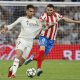 El delantero del Girona Abel Ruiz (d) disputa un balón ante Raúl Asencio, del Real Madrid, durante el partido de la jornada 31 de LaLiga EA Sports que disputaron Real Madrid y Girona FC el viernes 10 de abril. EFE/Sergio Pérez
