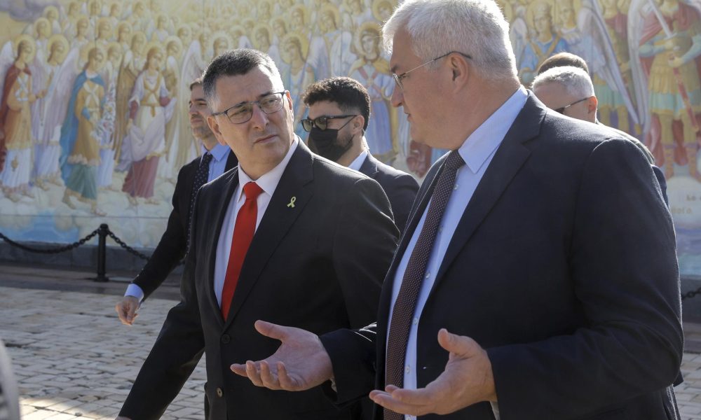Foto de archivo del ministro de Asuntos Exteriores de Israel, Gideon Sa'ar (i), hablando con el ministro de Asuntos Exteriores de Ucrania, Andrii Sybiha (d), durante su visita a Kiev, Ucrania, el 23 de julio de 2025. EFE/EPA/SERGEY DOLZHENKO