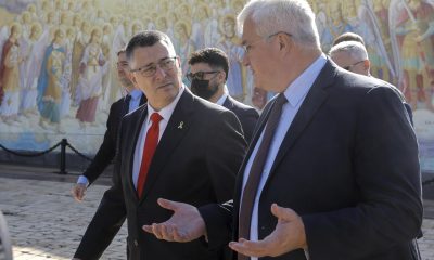 Foto de archivo del ministro de Asuntos Exteriores de Israel, Gideon Sa'ar (i), hablando con el ministro de Asuntos Exteriores de Ucrania, Andrii Sybiha (d), durante su visita a Kiev, Ucrania, el 23 de julio de 2025. EFE/EPA/SERGEY DOLZHENKO