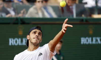El argentino Francisco Cerúndolo, durante su partido de primera ronda del torneo de tenis de Montecarlo frente al griego Stefanos Tsitsipas, disputado este lunes. EFE/  SEBASTIEN NOGIER