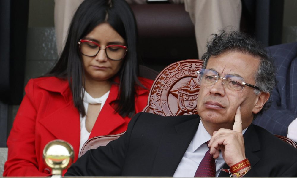 Fotografía de archivo del 18 de febrero de 2025 que muestra a la entonces jefa administrativa de Presidencia, Angie Rodríguez (atrás), y al presidente de Colombia, Gustavo Petro, durante un acto en Bogotá (Colombia). EFE/ Mauricio Dueñas Castañeda