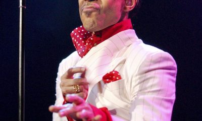 Fotografía de archivo del 21 de octubre de 2003 del artista estadounidense Prince durante una presentación en el Rod Laver Arena en Melbourne (Australia). EFE/EPA/ Julian Smith