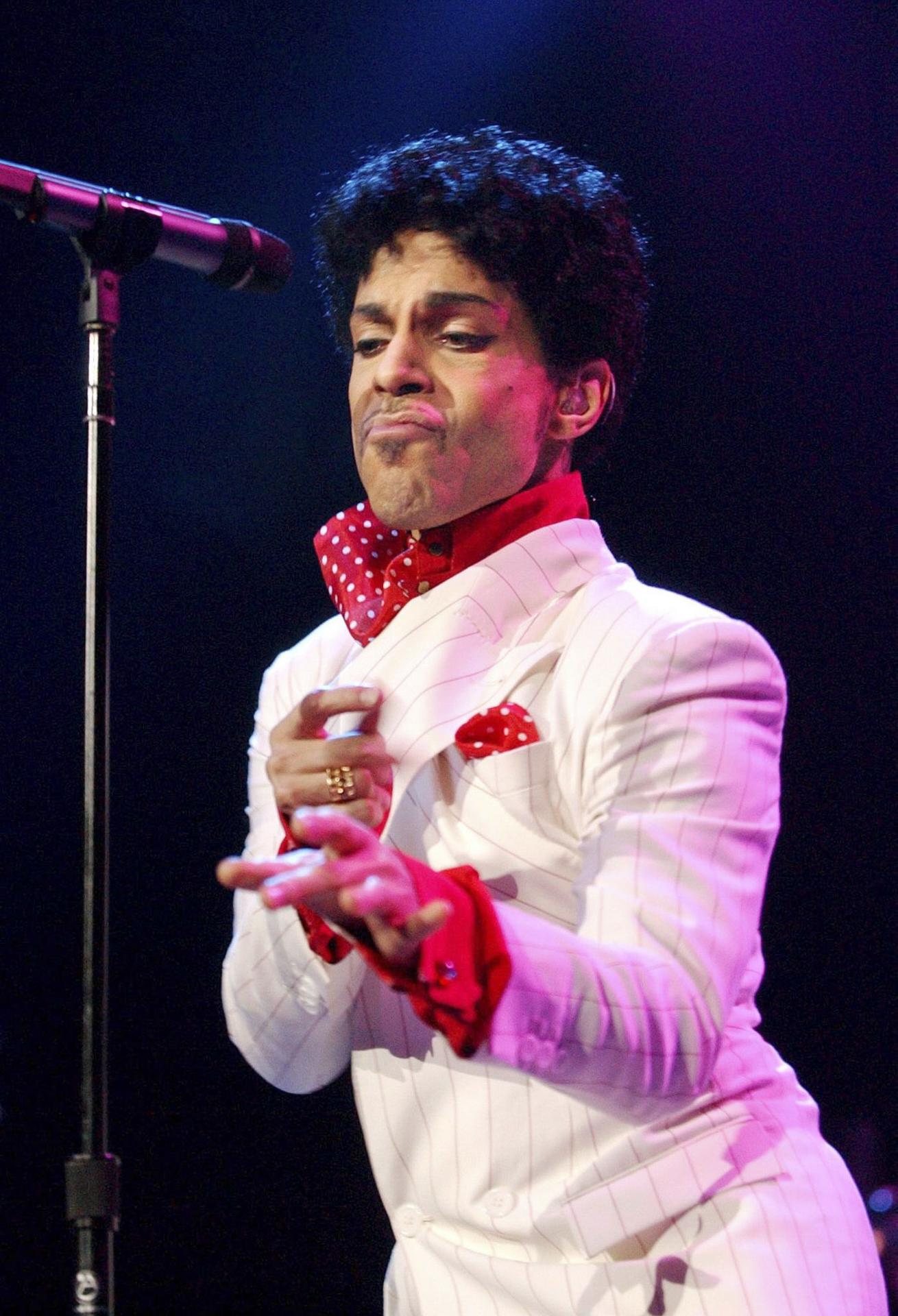 Fotografía de archivo del 21 de octubre de 2003 del artista estadounidense Prince durante una presentación en el Rod Laver Arena en Melbourne (Australia). EFE/EPA/ Julian Smith