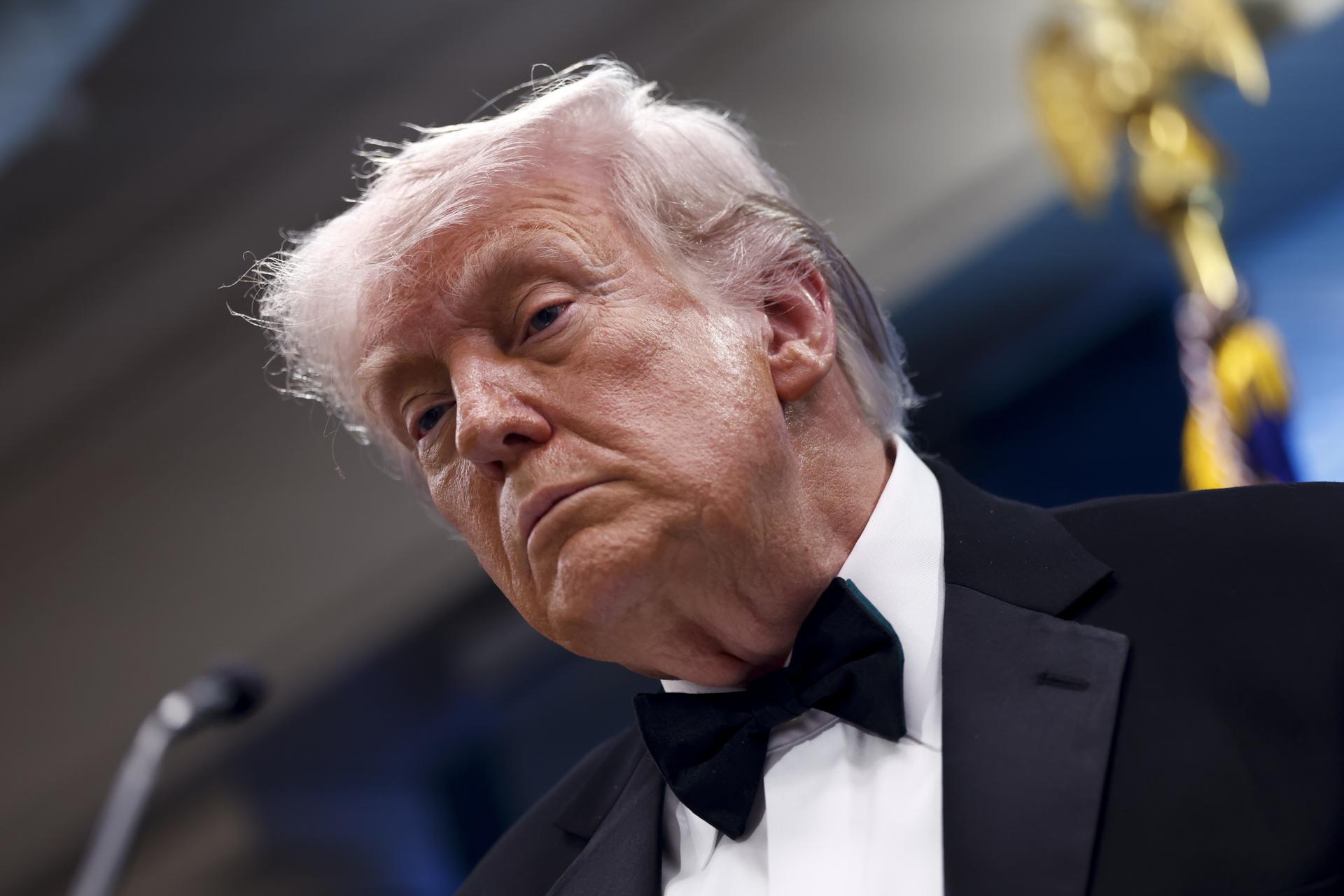 El presidente de Estados Unidos, Donald Trump, durante la rueda de prensa de este sábado en la noche tras el tiroteo en la Cena de Corresponsales de la Casa Blanca. EFE/Will Oliver
