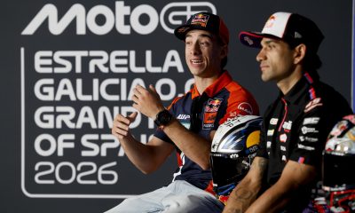 Los pilotos españoles de MotoGP Pedro Acosta (i) y Jorge Martín durante la rueda de prensa previa al Gran Premio de España de Motociclismo, este jueves en Jerez de la Frontera. EFE/ José Manuel Vidal
