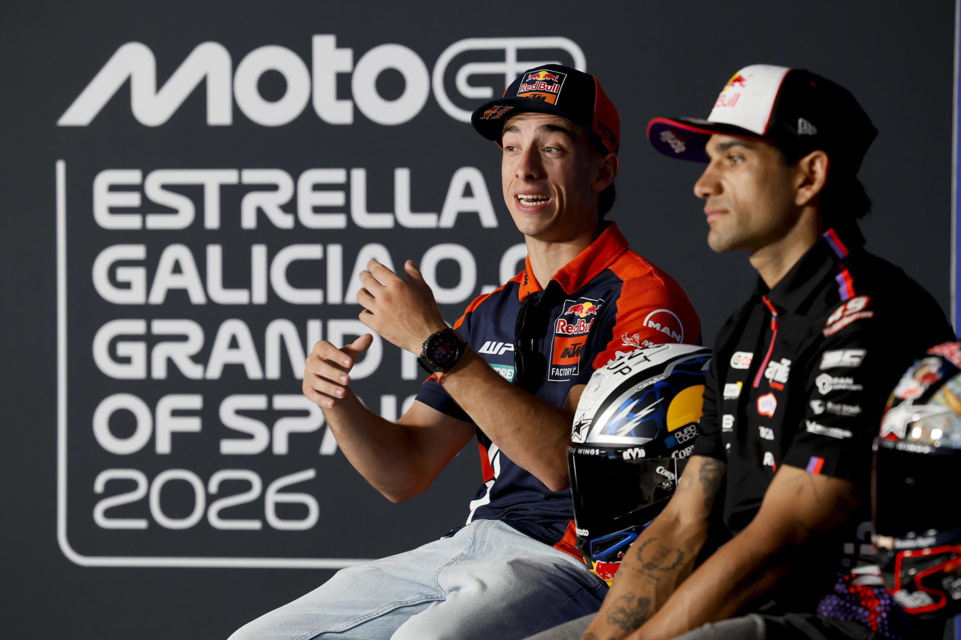 Los pilotos españoles de MotoGP Pedro Acosta (i) y Jorge Martín durante la rueda de prensa previa al Gran Premio de España de Motociclismo, este jueves en Jerez de la Frontera. EFE/ José Manuel Vidal
