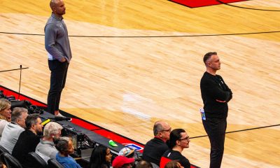 El entrenador de Brooklyn Nets, Jordi Fernández (i), reacciona junto al entrenador de los Toronto Raptors, Darko Rajakovic (d) este domingo en un partido de la NBA en el Scotiabank Arena, en Toronto (Canadá). EFE/ Julio Cesar Rivas