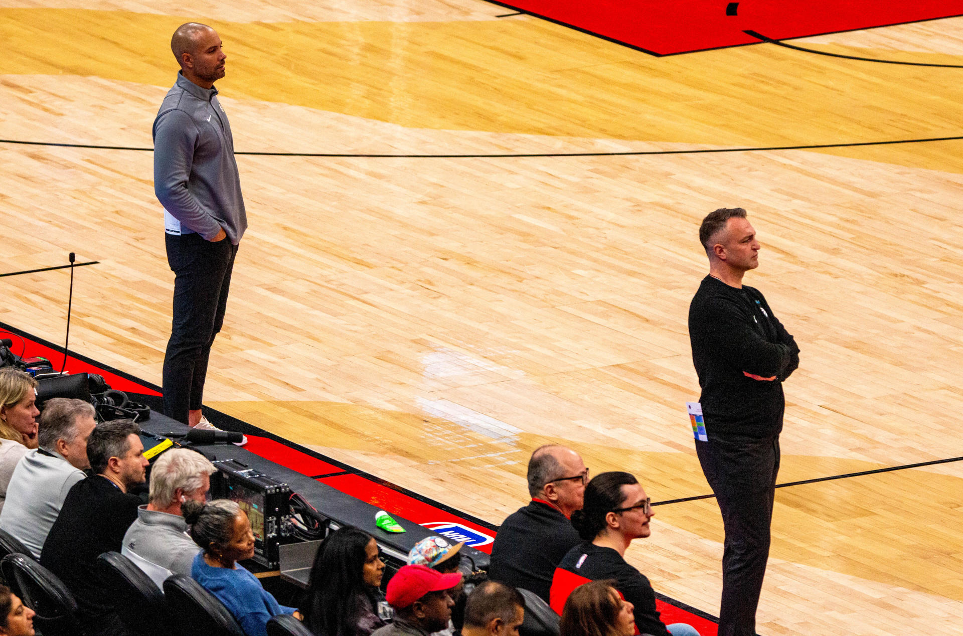 El entrenador de Brooklyn Nets, Jordi Fernández (i), reacciona junto al entrenador de los Toronto Raptors, Darko Rajakovic (d) este domingo en un partido de la NBA en el Scotiabank Arena, en Toronto (Canadá). EFE/ Julio Cesar Rivas