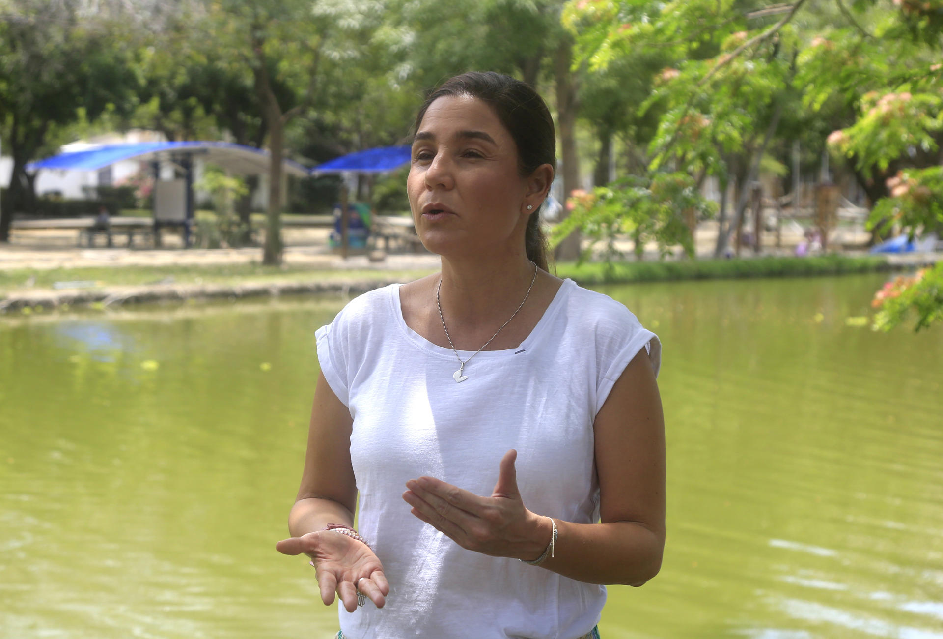 La gerente para Colombia de la ONG Instituto de Gobernanza de Recursos Naturales (NRGI, por sus siglas en inglés), Juliana Peña, habla durante una entrevista con EFE en el marco de la primera Conferencia para la Transición más allá de los Combustibles Fósiles, este domingo, en Santa Marta (Colombia). EFE/ Ricardo Maldonado Rozo