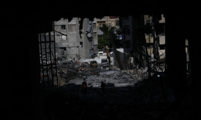 Vista de las ruinas de un edificio y los coches destruidos en un ataque israelí este miércoles en el barrio Corniche el-Mazraa de Beirut. EFE/EPA/WAEL HAMZEH