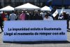 Una persona sostiene un cartel este viernes, frente a la Corte Suprema de Justicia para exigir a la Comisión de Postulación del Ministerio Público que excluya a la actual fiscal general, María Consuelo Porras Argueta, de la lista de aspirantes a la jefatura del Ministerio Público en Ciudad de Guatemala (Guatemala). EFE/ Alex Cruz
