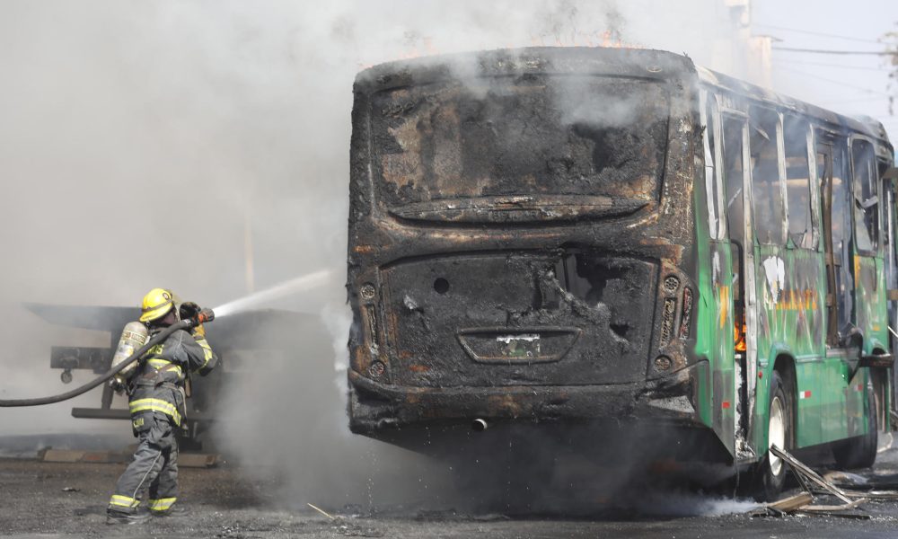 Un integrante del Cuerpo de Bomberos de Guadalajara intenta apagar un vehículo incendiado en Guadalajara (México), como parte de las reacciones de la captura de El Mencho. Imagen de archivo. EFE/ Francisco Guasco