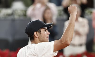 El tenista español Rafa Jódar celebra la victoria ante el brasileño Joao Fonseca durante la ronda de 32 del Mutua Madrid Open, este domingo en la Caja Mágica de Madrid. EFE/ Sergio Pérez