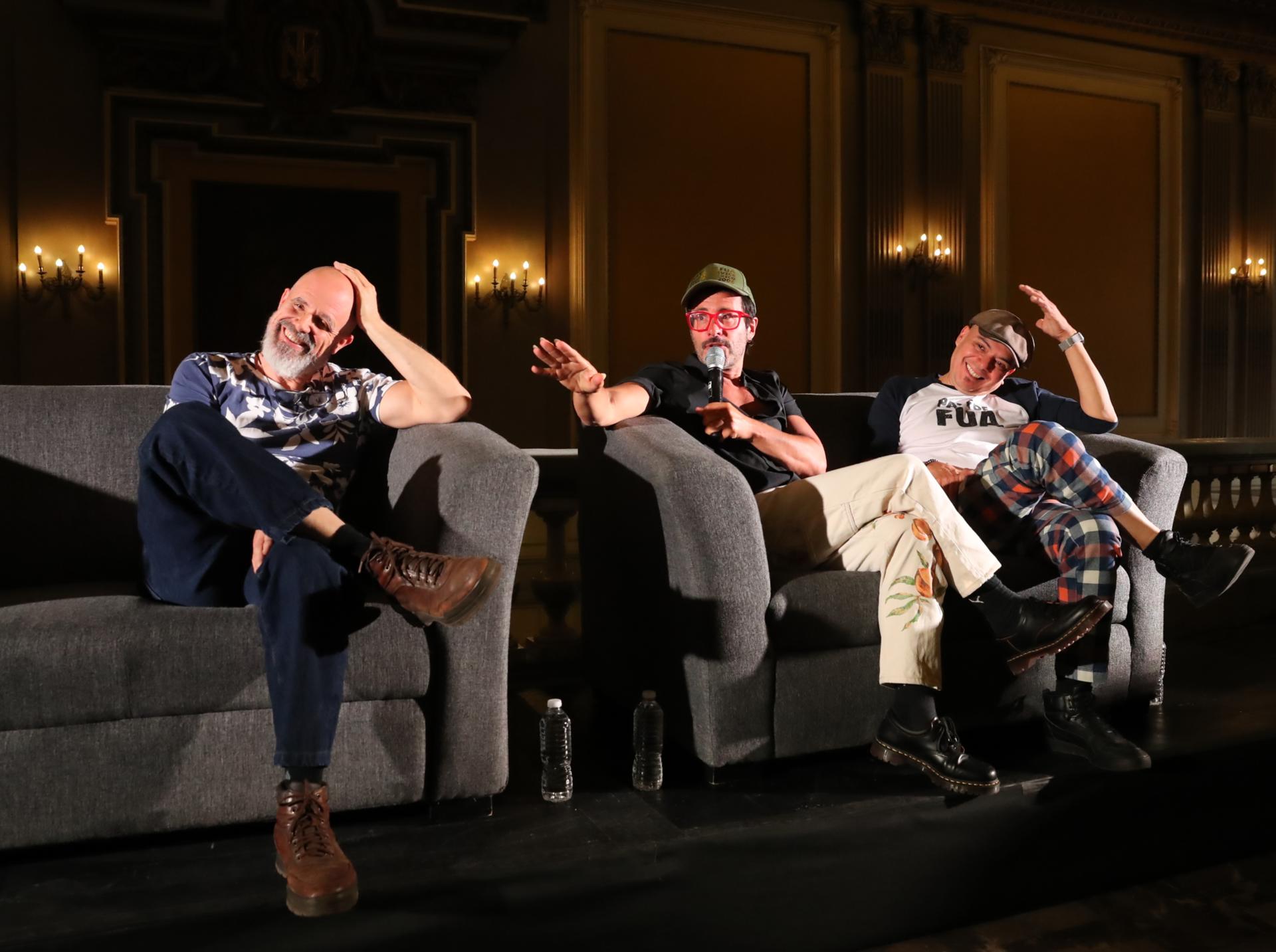 El músico y compositor argentino Yayo González (c), el saxofonista israelí Dan Mazor (i), y el bajista mexicano Luri Molina (d), integrantes del grupo Paté de Fuá, participan en una rueda de prensa, este lunes en el Teatro Metropólitan de Ciudad de México (México). EFE/Mario Guzmán