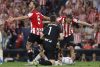 El guardameta del Athletic Club, Unai Simón, tras detener un penalti durante el encuentro correspondiente a la jornada 32 de Laliga EA Sports que disputaron Athletic Club y Osasuna en el estadio de San Mamés, en Bilbao. EFE / Miguel Toña.

