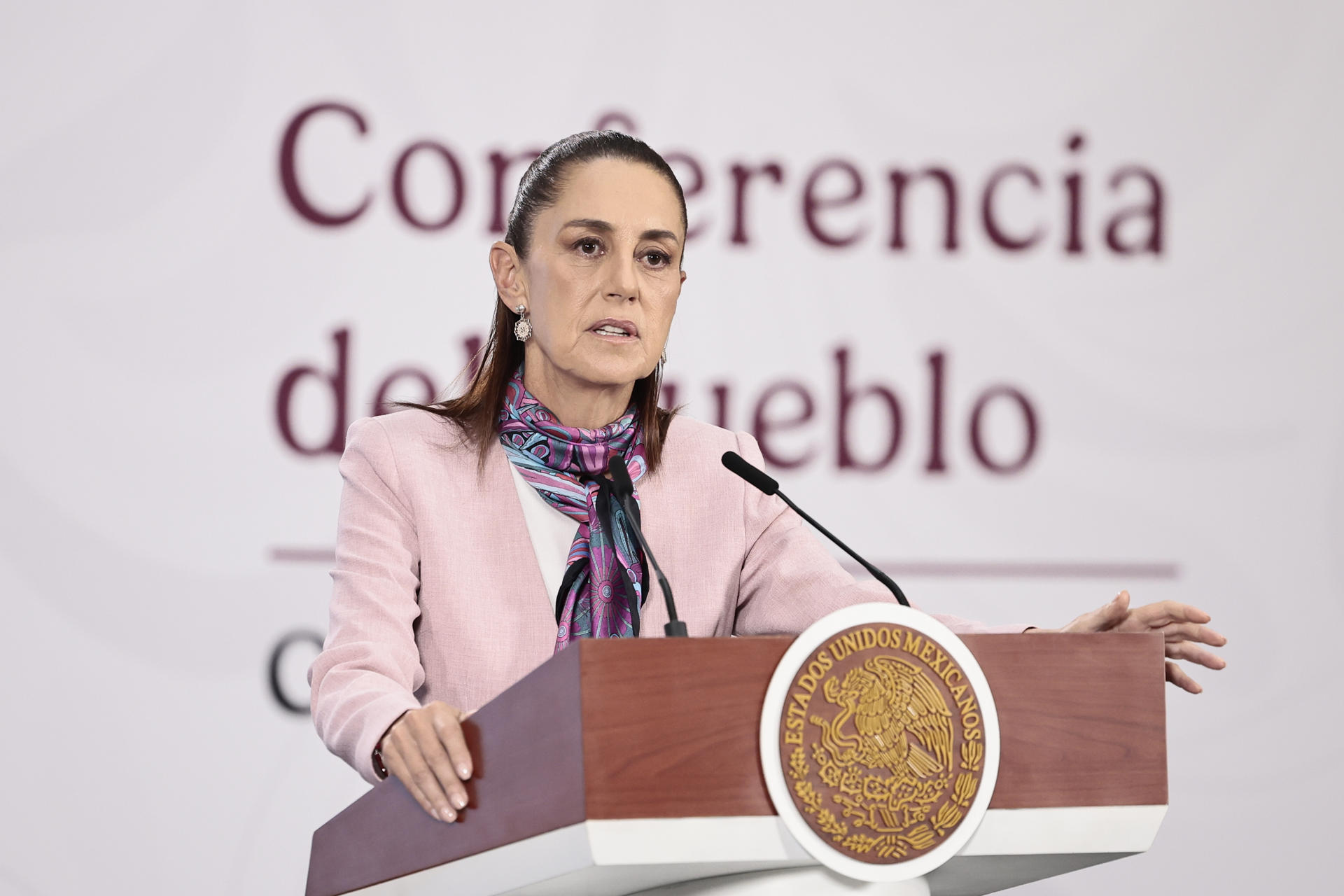 La presidenta de México, Claudia Sheinbaum, habla durante una rueda de prensa este jueves en el Palacio Nacional de la Ciudad de México (México). EFE/José Méndez