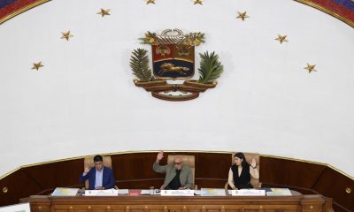 El presidente de la Asamblea Nacional (AN, Parlamento) de Venezuela, Jorge Rodríguez (c), habla junto al primer vicepresidente, Pedro Infante (i), y la segunda vicepresidenta, Grecia Colmenares, durante una sesión de la AN este martes, en Caracas (Venezuela). EFE/ Ronald Peña R