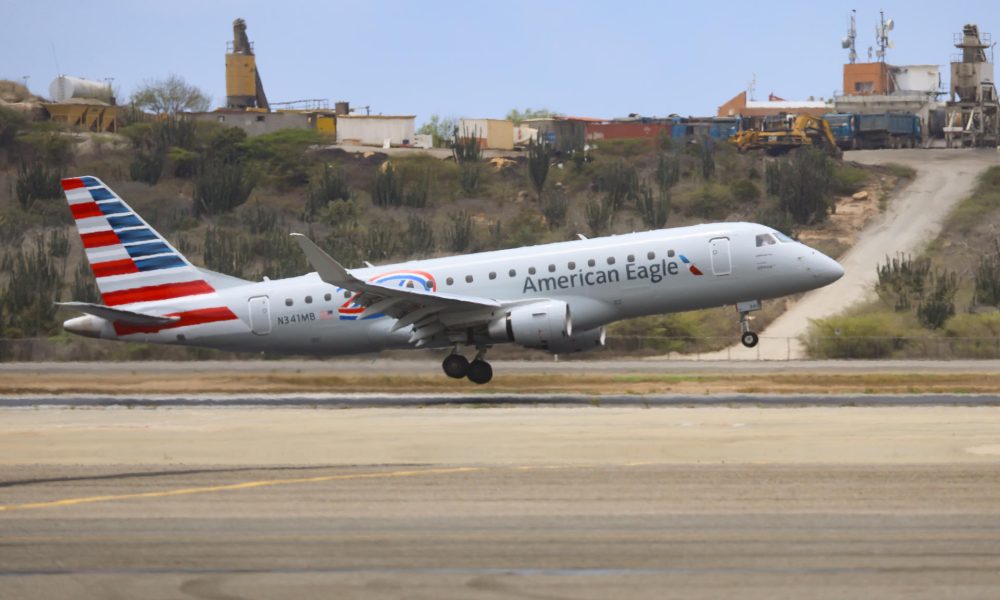 Fotografía que muestra un avión de American Eagle aterrizando en el Aeropuerto Internacional Simón Bolívar de Maiquetía (Venezuela). EFE/ Miguel Gutiérrez