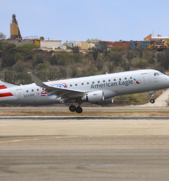 Fotografía que muestra un avión de American Eagle aterrizando en el Aeropuerto Internacional Simón Bolívar de Maiquetía (Venezuela). EFE/ Miguel Gutiérrez